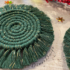Barachiel zöld színű tányéralátét makramé a Dawny Design kínálatából a Lisztmix webáruházban